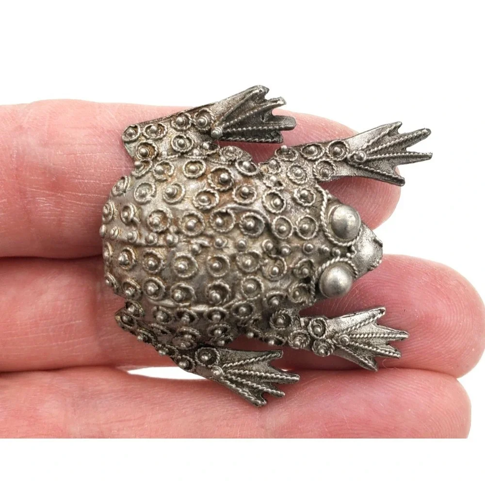 Vintage Frog Brooch Figural Textured Silver Tone Amphibian Collectible Pin